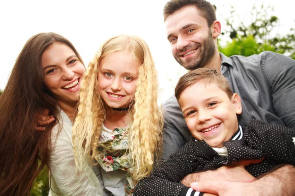 Vrolijke en gelukkige familie in park plezier spelen imitatie vlucht — Stockfoto