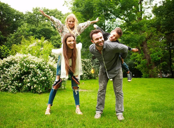 Joyeux joyeux famille dans le parc plaisir à jouer vol imitation — Photo