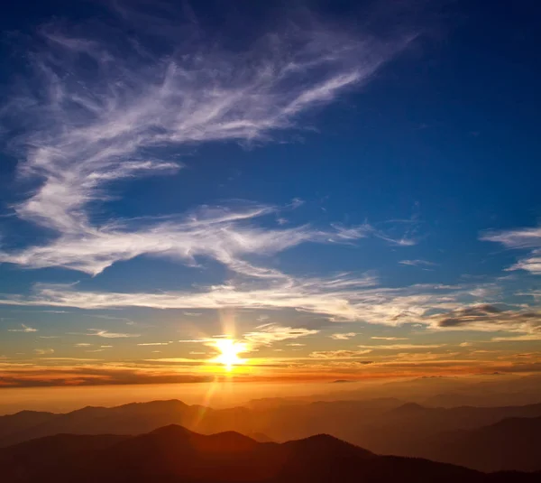Dağ sırtı üzerinde görkemli günbatımı gökyüzü — Stok fotoğraf