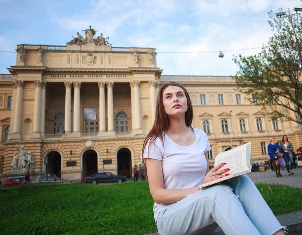 大学の背景に関する本で物思いにふける学生の女の子 — ストック写真