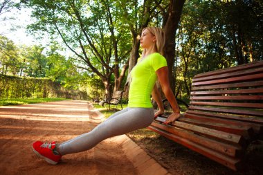 Sportif ince kadın Push ups fitness egzersizleri Park yapıyor