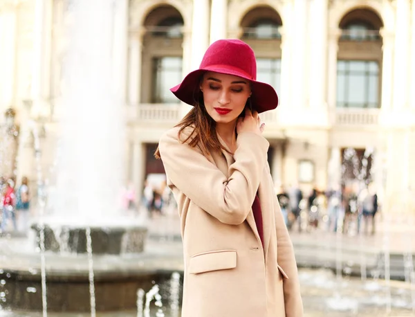 Jovem linda mulher de casaco e chapéu roxo na cidade turística de rua — Fotografia de Stock