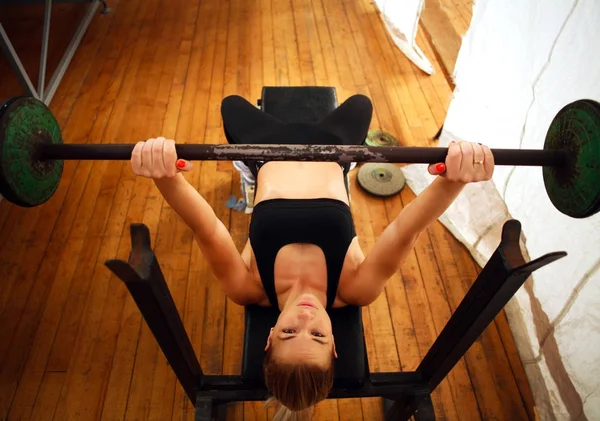 Allenamento fitness donna facendo squat con bilanciere in palestra — Foto Stock