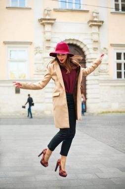 Zarif Bayan antik turistik şehir caddede atlama