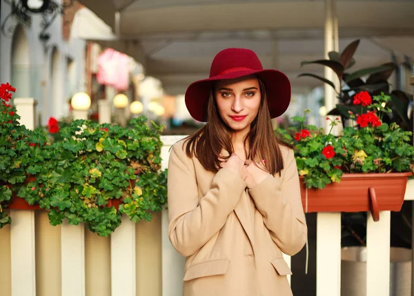 일몰에 꽃 거리 관광 마에 코트에 귀여운 여자 — 스톡 사진