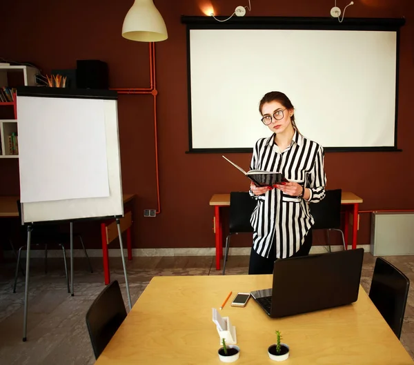 Mulher de negócios stand no escritório com quadro branco apresentando — Fotografia de Stock