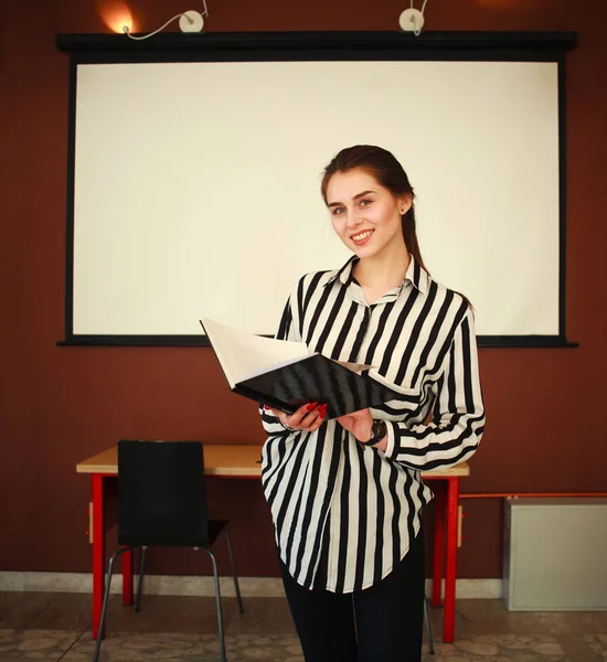 Mulher de negócios stand no escritório com quadro branco apresentando — Fotografia de Stock