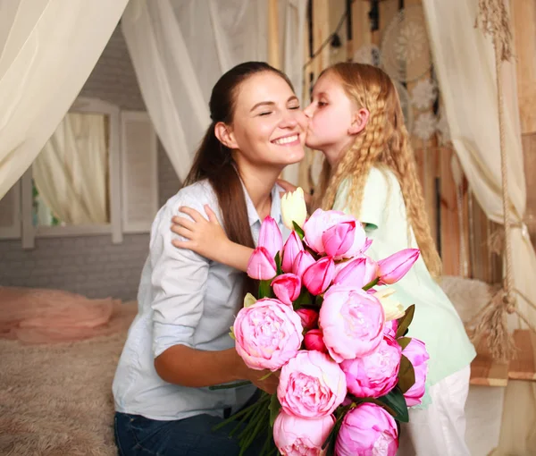 Дети поздравляют мать с вручением ей букета цветов — стоковое фото