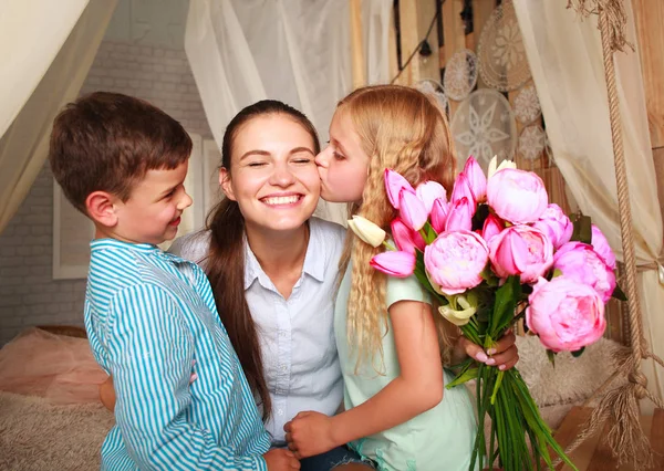 孩子们祝贺妈妈送给她一束鲜花 — 图库照片