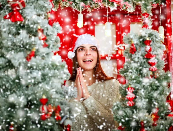 बर्फफॉल पार्श्वभूमी वर आनंदी आणि उत्साहित स्त्री ख्रिसमस ट्री — स्टॉक फोटो, इमेज