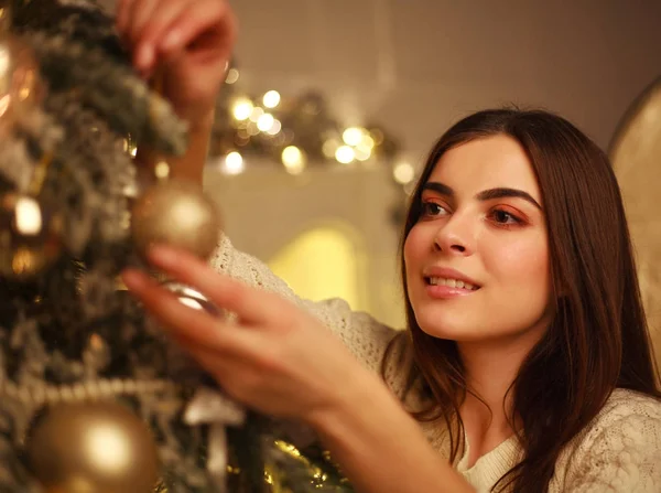 Primo piano donna decorazione albero di Natale giocattoli di Capodanno a casa — Foto Stock