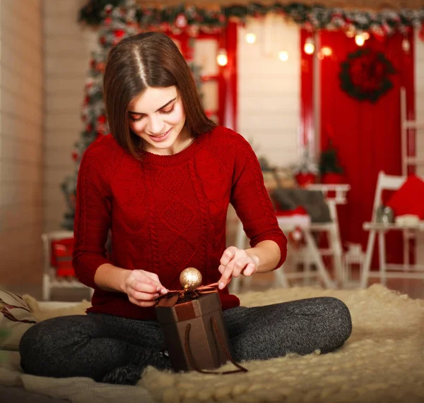 Mujer con regalos en el fondo del árbol de Navidad y año nuevo — Foto de Stock