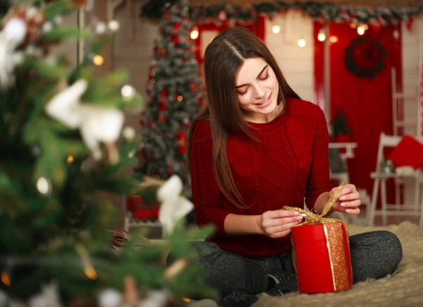 Mulher com presentes no fundo da árvore de Natal e ano novo — Fotografia de Stock