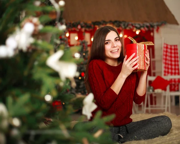 Vrouw met presenteert op de achtergrond van de boom van Kerstmis en Nieuwjaar — Stockfoto