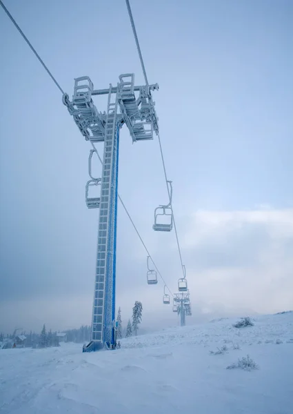 Berg skilift bevroren en bedekt met vorst en ijs op sky — Stockfoto