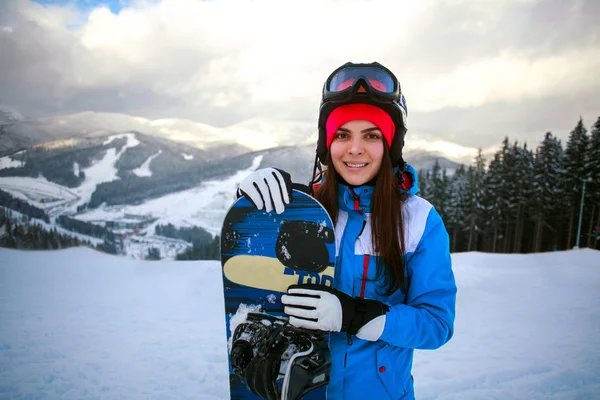 Mulher alegre snowboarder no inverno na estância de esqui — Fotografia de Stock