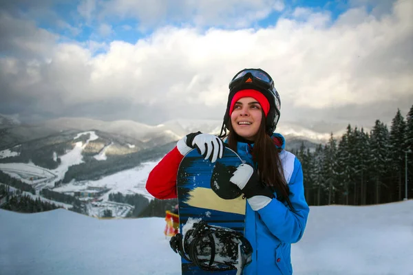 Радісна жінка сноубордист взимку на гірськолижному курорті — стокове фото