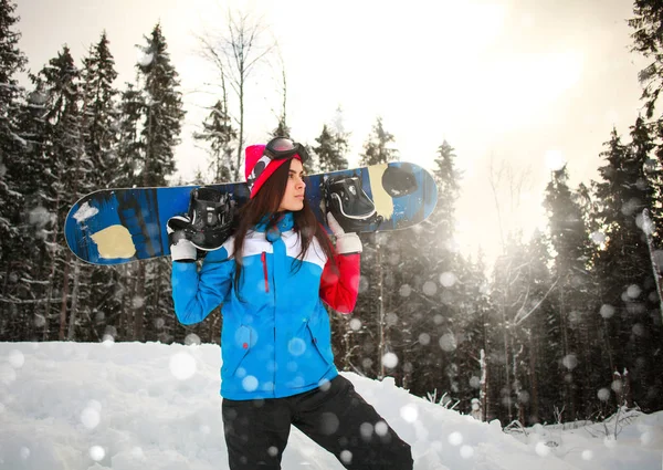Mulher propositada com snowboard no inverno de queda de neve — Fotografia de Stock