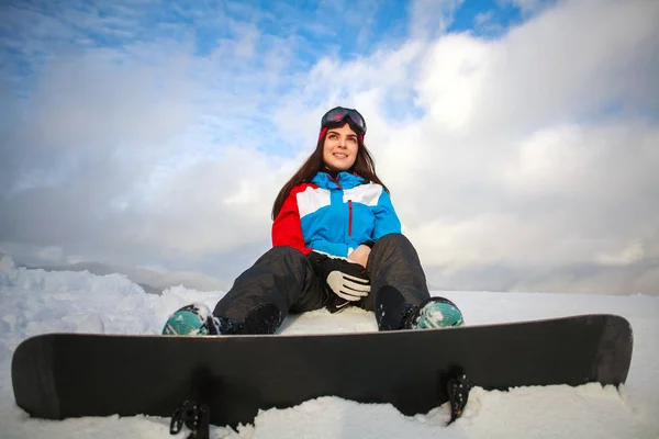 梦幻女郎滑雪坐在山顶上的蓝天 — 图库照片