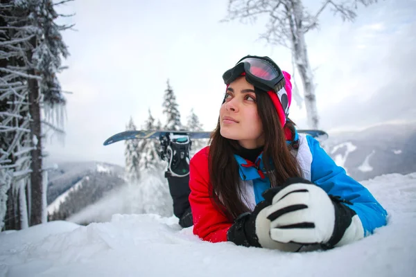 Jovem mulher pensativa no inverno na floresta nevada no topo da montanha — Fotografia de Stock