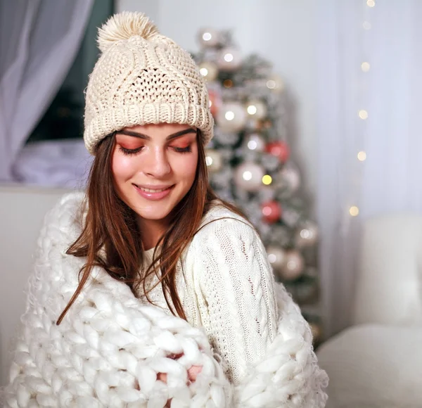 Felice giovane donna in coperta ottenere caldo a casa camera da letto — Foto Stock