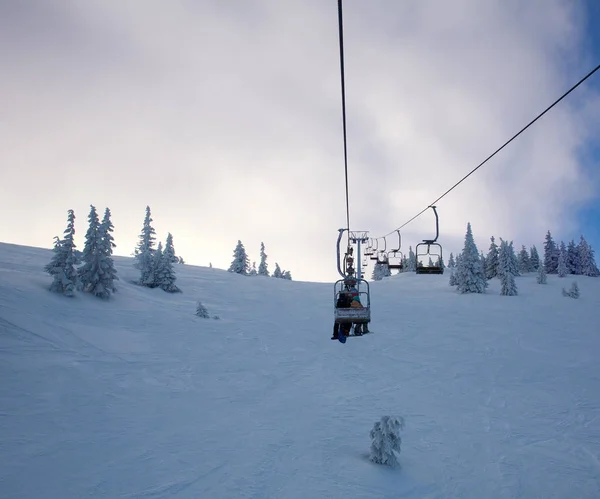 Skilift in besneeuwde winterlandschap in Bergen op sky — Stockfoto