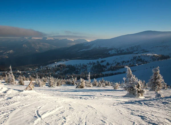 Invierno nevado paisaje de montañas en el fondo del cielo azul — Foto de Stock