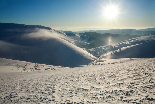 Invierno nevado paisaje de montañas en el fondo del cielo azul — Foto de Stock