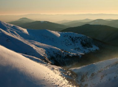 Karlı kış dağlar gökyüzü arka plan üzerinde üstüne günbatımı