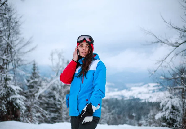 Mulher falando no telefone no fundo da paisagem de inverno — Fotografia de Stock