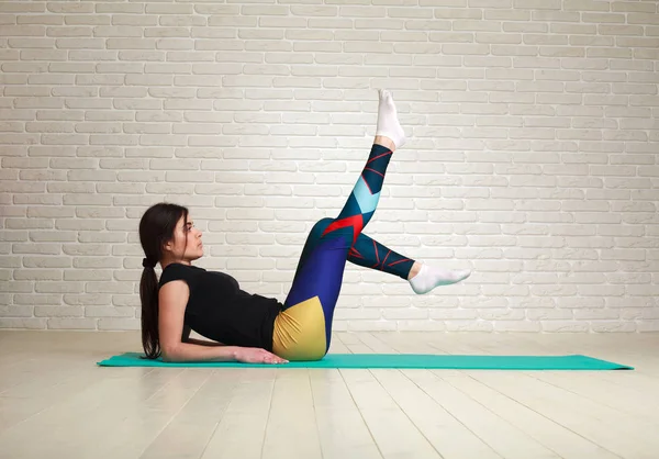 Sportieve slanke vrouw doen fitness oefeningen in studio — Stockfoto