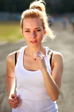 Mutlu kız Spor Stadyumu sağlıklı yaşam tarzı açık havada koşu