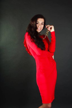 Studio siyah arka plan üzerinde Kırmızı elbiseli kadın moda gülen