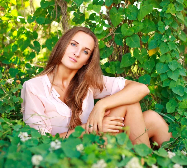Sensual woman in summer green nature enjoy life — Stock Photo, Image