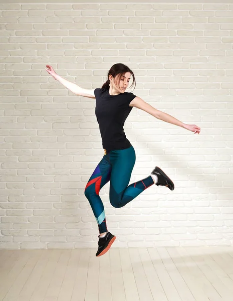 Mujer saltando haciendo ejercicios de fitness en el estudio — Foto de Stock