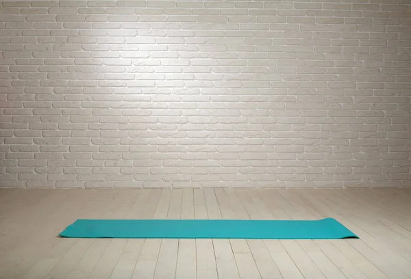 Lege ruimte achtergrond houten vloer witte bakstenen muur passen mat — Stockfoto