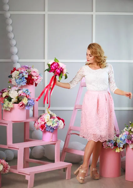 Elegante donna di moda con fiori in primavera fioritura studio — Foto Stock