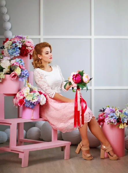 Elegantní móda žena s květinami v jarní kvetoucí studio — Stock fotografie