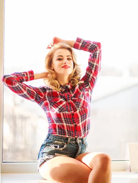 Schöne Modefrau mit Make-up zu Hause im lässigen Hemd — Stockfoto