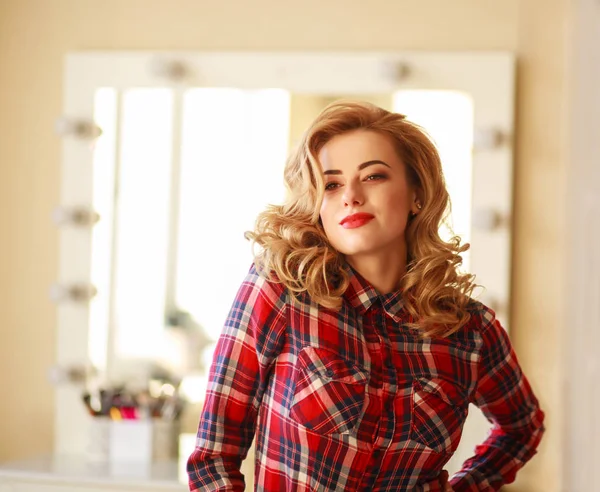Mujer hermosa Pruébate el maquillaje en el espejo en casa estudio de belleza —  Fotos de Stock