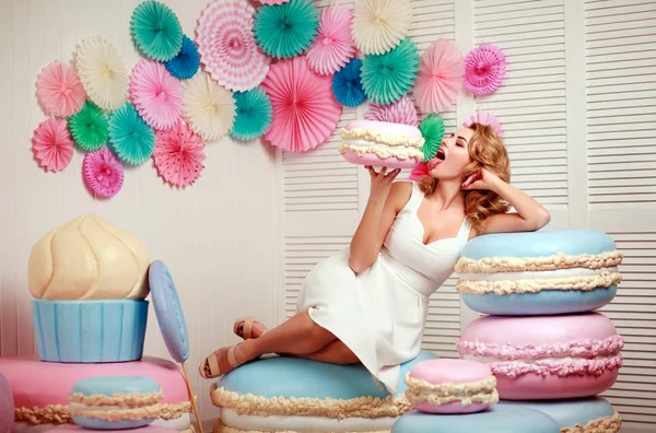 Bella donna con enorme marshmallow e torta dolci concetto — Foto Stock