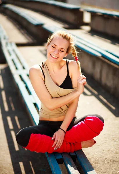 Gelukkig meisje ballerina stadium genieten van het leven op zonnige dag — Stockfoto