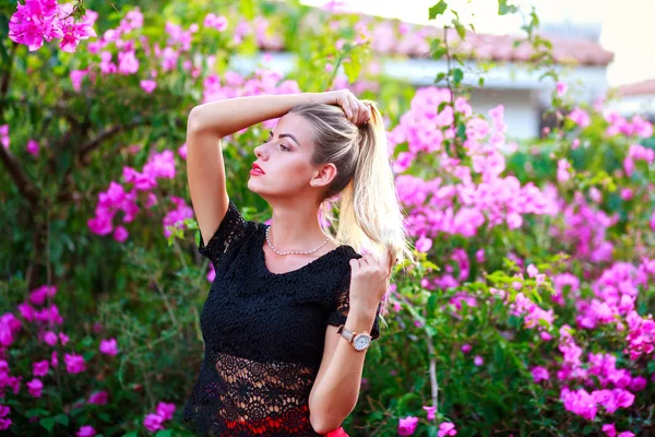Ung kvinna i blomma blommande trädgård har natur — Stockfoto