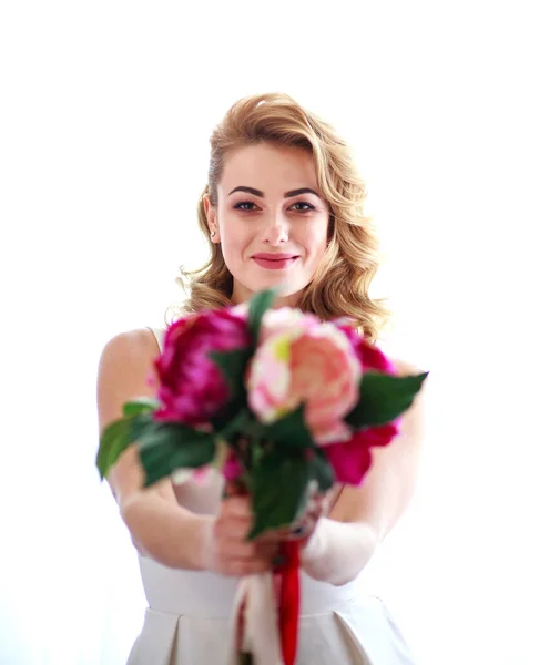 Freudige Frau überreicht Blumenstrauß auf weißem Grund — Stockfoto