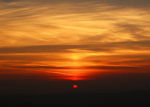 Mystical colorful sunset over the silhouette of mountains — Stock Photo, Image