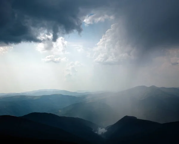 Szürke viharfelhők-szeles-hegység — Stock Fotó