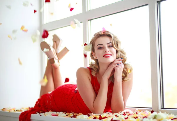 Feliz Mujer Elegante Vestido Pétalos Rosa —  Fotos de Stock