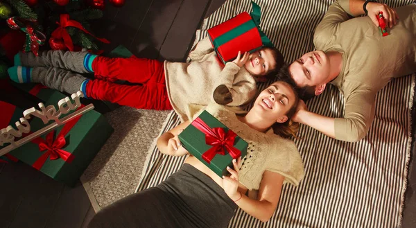 Famiglia allegra a casa di Natale, con Capodanno presenta felice — Foto Stock