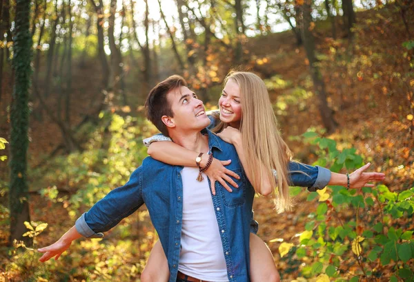 Glückliches Paar Mann und Mädchen im Waldpark haben Spaß zusammen — Stockfoto