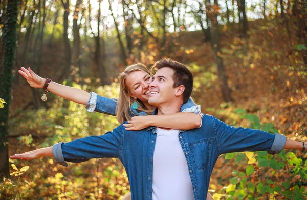 Happy couple guy and girl in forest park have fun together — Stock Photo, Image